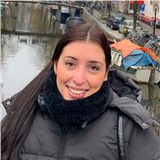 Profesora de apoyo imparte clases de primaria